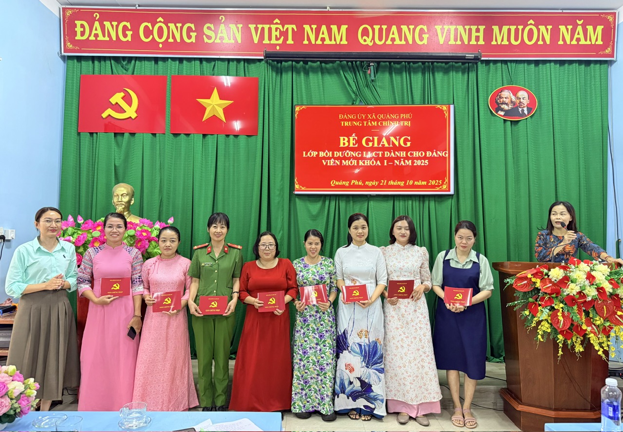 Đồng chí Nay H Lan - Phó Bí thư Thường trực Đảng ủy, Chủ tịch HĐND xã trao Giấy chứng nhận và phần thưởng cho các học viên